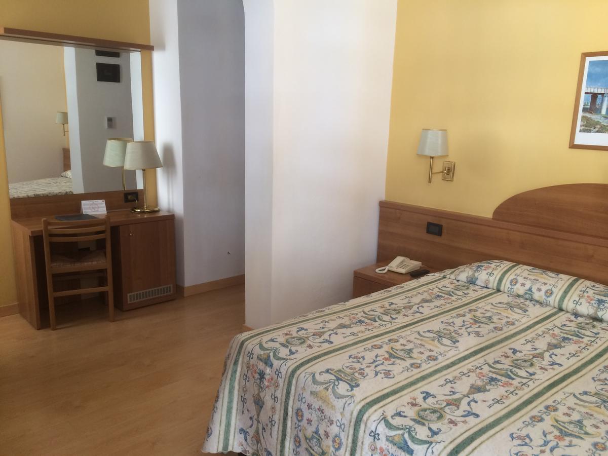 קאורלה Hotel Tritone מראה חיצוני תמונה
