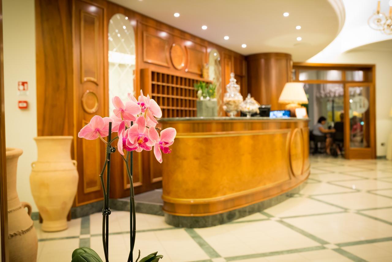 קאורלה Hotel Tritone מראה חיצוני תמונה