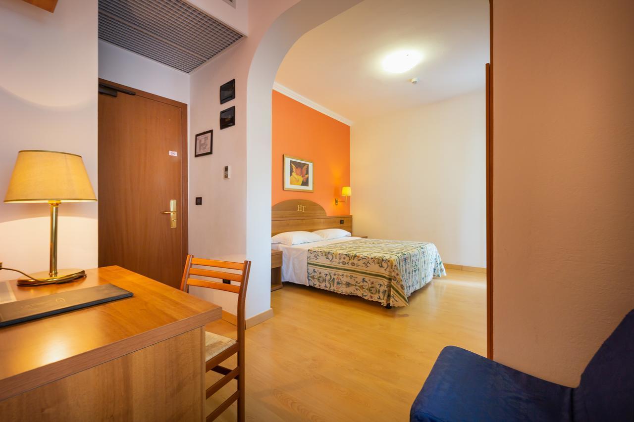 קאורלה Hotel Tritone מראה חיצוני תמונה